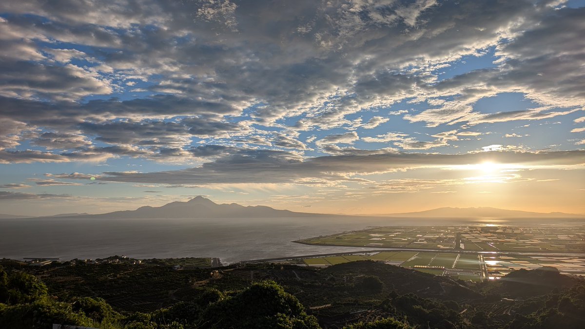Polaris_88's tweet image. 日没時、某所で絶景を見てきた。
有明海越しにドーンと聳える雲仙岳を横目に多良山系に沈む夕日🌅
思いつきで見に来て正解だった☺️
