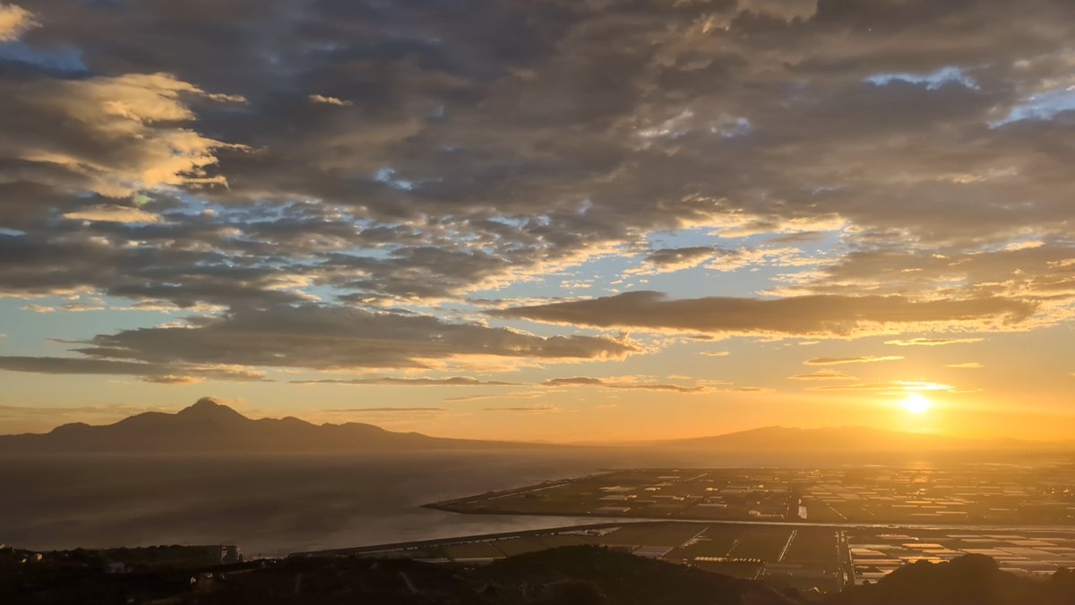 Polaris_88's tweet image. 日没時、某所で絶景を見てきた。
有明海越しにドーンと聳える雲仙岳を横目に多良山系に沈む夕日🌅
思いつきで見に来て正解だった☺️