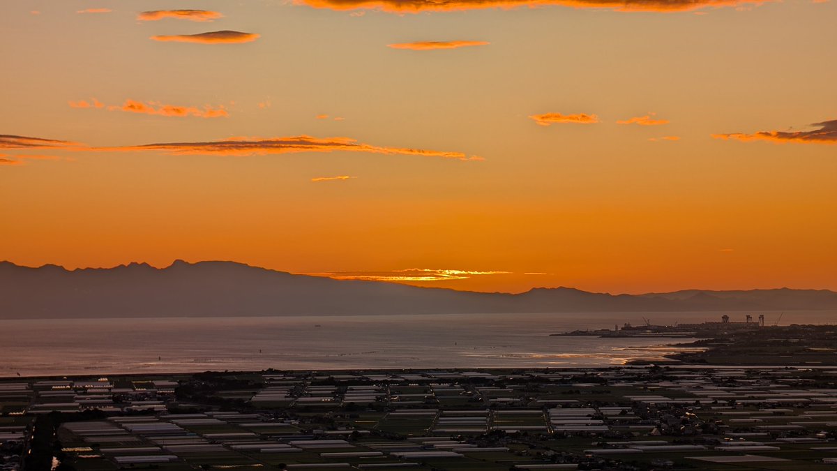 Polaris_88's tweet image. 日没時、某所で絶景を見てきた。
有明海越しにドーンと聳える雲仙岳を横目に多良山系に沈む夕日🌅
思いつきで見に来て正解だった☺️