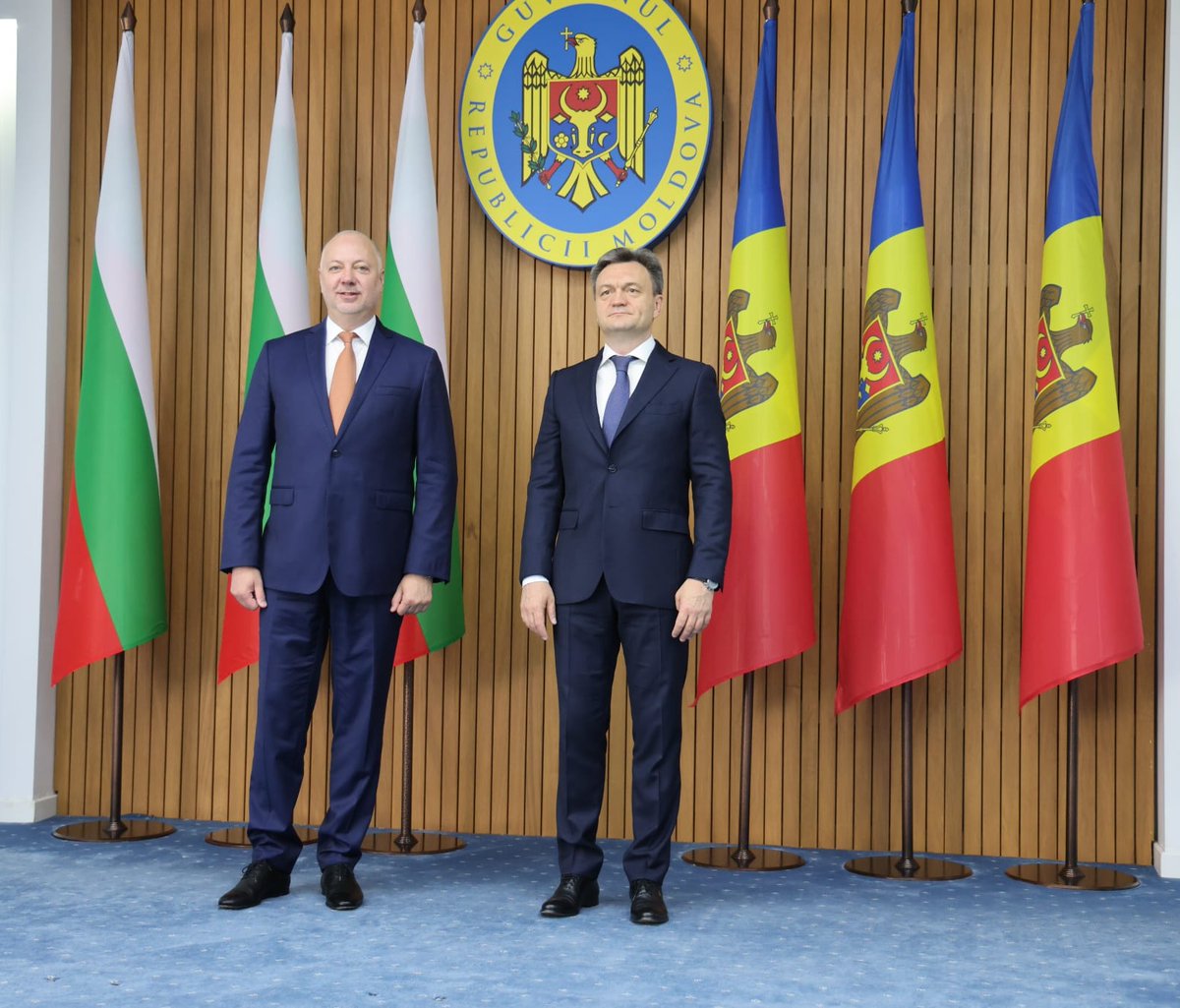 R_JeliazkovPM's tweet image. In Chisinau, with @DorinRecean discussed the excellent partnership and friendly relations between 🇧🇬 and 🇲🇩. Confirmed Bulgaria's readiness to support 🇲🇩's European future. Only good cooperation will increase the diversification of natural gas supplies for both - Moldova & the EU