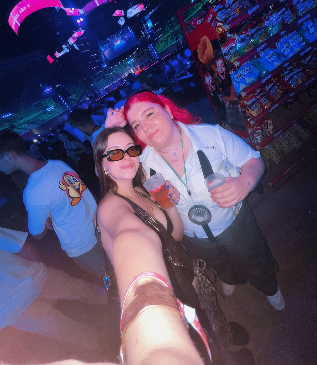 isawelaa's tweet image. estas chicas se bebieron más de 50 cervezas entre todas 💋