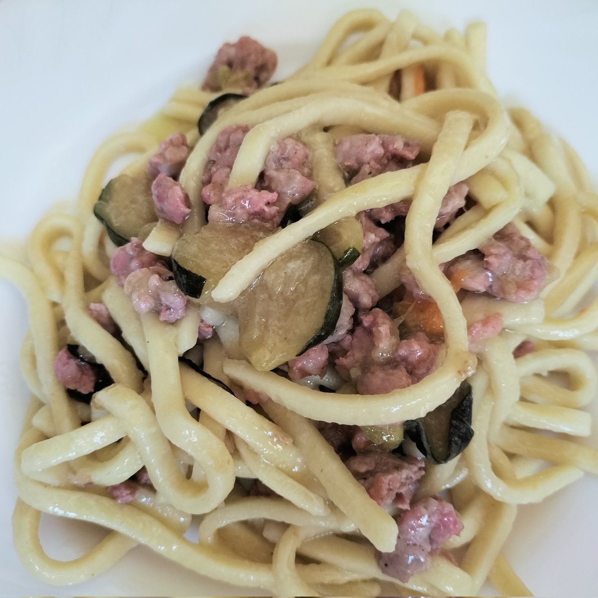 pippo7424's tweet image. Scialatielli zucchine, fiori di zucca e salsiccia 😋😋😋
#buonpranzo