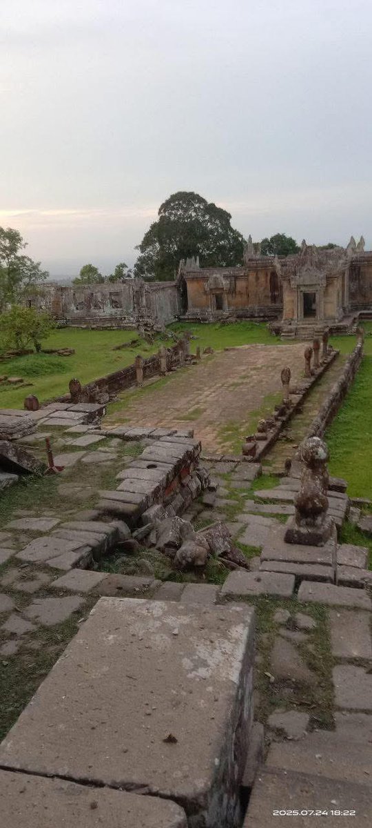 YoonaSet's tweet image. SAVE PRESH VIHEA TEMPLE
Thai doesn’t stop the war 🙏