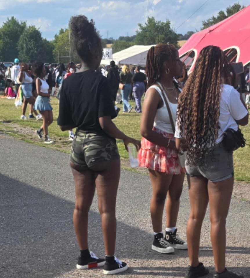 Annashy263's tweet image. Some zimboz have already started judging people who were at the zimfest "hee hukay yeku temu"poor dressing ..wat wat come back " It was a fun day out isn't?,some of those people are constructing their 3rd houses.some are saving ยฃ1,5k per month. There's life uko .Miswai