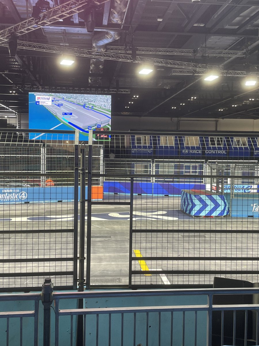 TSUN0DA22's tweet image. seated for quali ⚡️