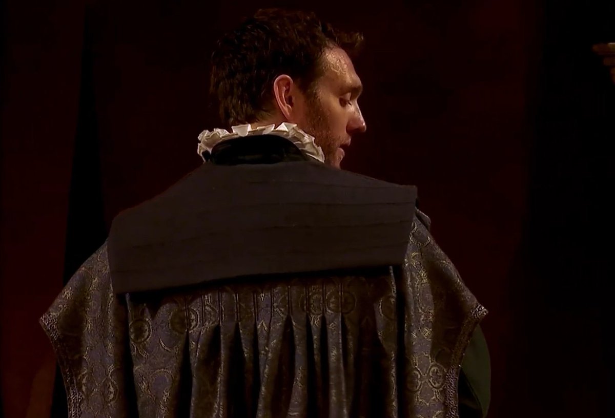 Hunger_I_am's tweet image. This moment (the song) is incredibly emotional after everything that happened...
I'm just re-watching the play "Julius Caesar". Again and again. The performance of the actors is excellent.