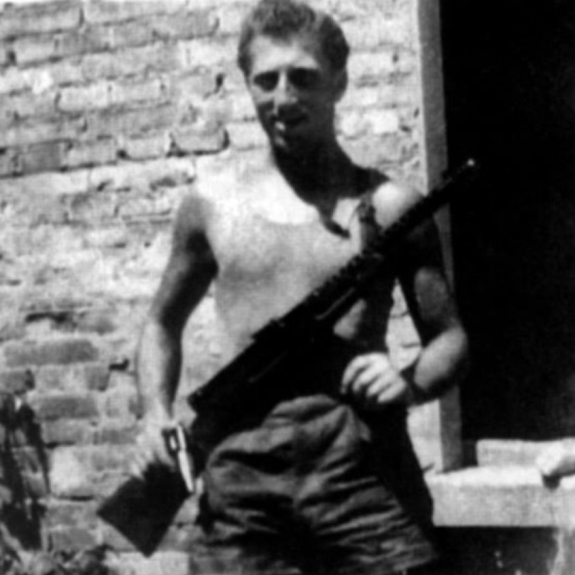 "..non disperarti troppo per me perché mi recheresti un altro dispiacere.I baci più cari ai miei nipoti ed a te che non dimenticherò."

#LuigiNicolò partigiano della #BrigataGaribaldiRomagnola, venne impiccato dai nazifascisti a #Rimini il #16agosto 1944.Aveva 22 anni.