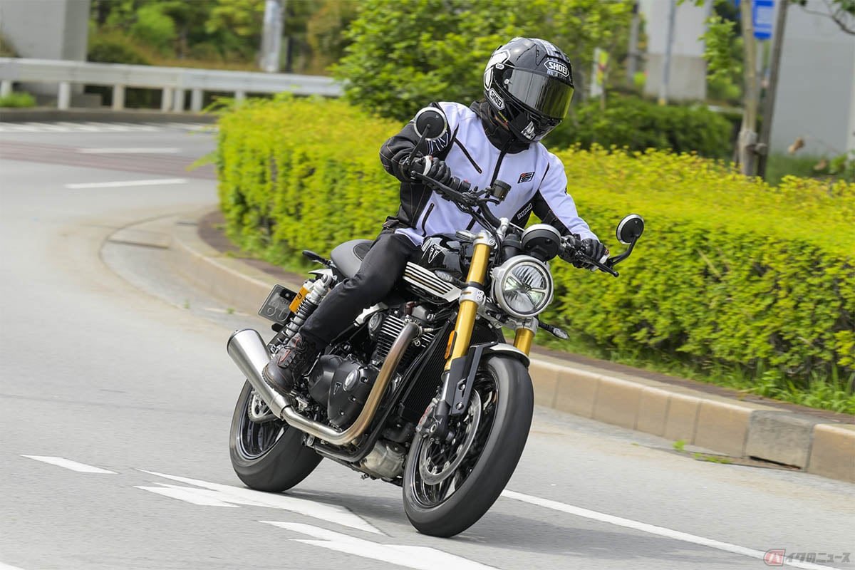 PutiMotor's tweet image. トライアンフ スピードツイン1200 RSの試乗レビュー❗️
力強いトルク感が好感触で、車体の前に蹴る力が物凄い。
カチッとした車体全体の剛性感がすごい。
クラッチが重たい。
身長165cm
【車重/シート高/タンク/出力/価格】
216kg/810mm/14.5L/105ps/2,229,000円
bike-news.jp/post/422043