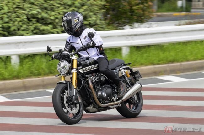 PutiMotor's tweet image. トライアンフ スピードツイン1200 RSの試乗レビュー❗️
力強いトルク感が好感触で、車体の前に蹴る力が物凄い。
カチッとした車体全体の剛性感がすごい。
クラッチが重たい。
身長165cm
【車重/シート高/タンク/出力/価格】
216kg/810mm/14.5L/105ps/2,229,000円
bike-news.jp/post/422043