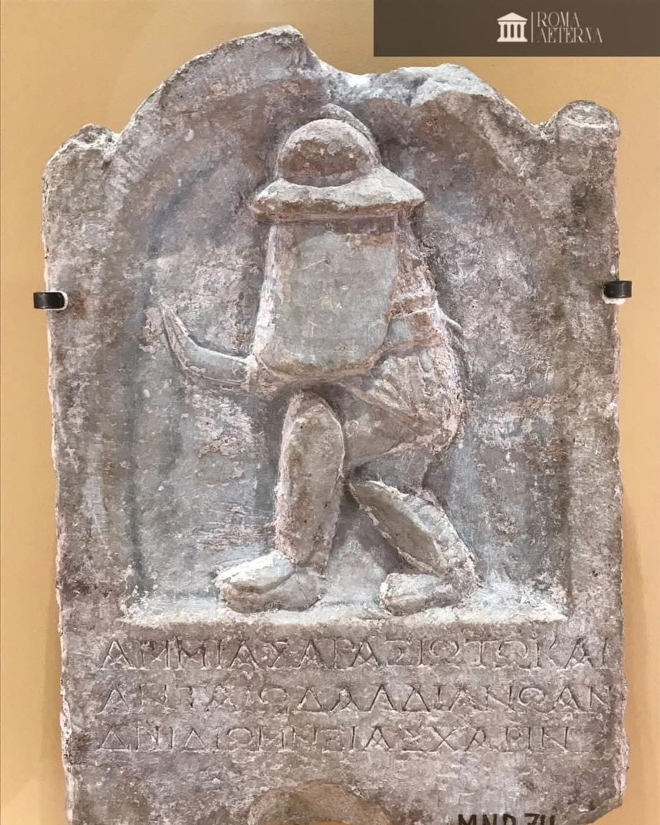 ValeriaAugusta8's tweet image. Épitaphe du gladiateur Araxios des collections du Louvre (marbre, IIIe s. et provenant de Thyatire en Turquie actuelle). Elle a été commanditée par son épouse Ammias et était présentée dans l’exposition « Rome : la cité et l’Empire » au Louvre-Lens.
#LouvreLens
