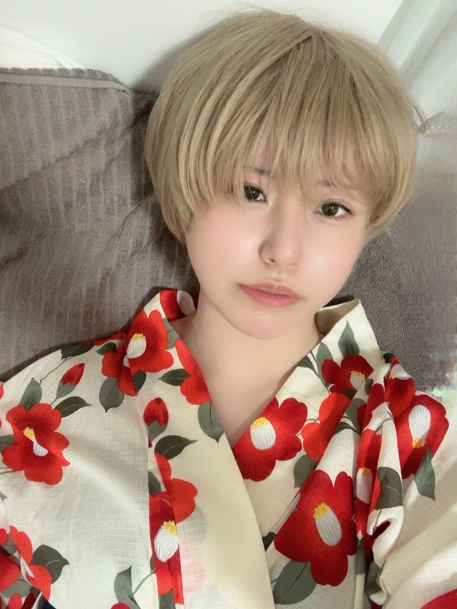 ao__cos0's tweet image. 花火大会行けなかったけど浴衣は着て可愛くしたので見てください(※反転)