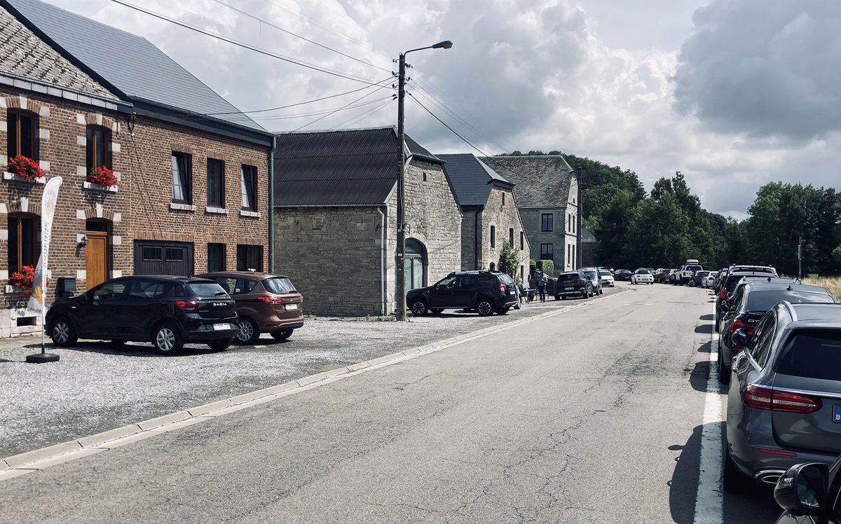 KJvanWijk's tweet image. Toen & nu #Hotton 1944
#WachtAmRhein #BattleOfTheBulge
Een uitgeschakelde Panther in de Rue Haute.