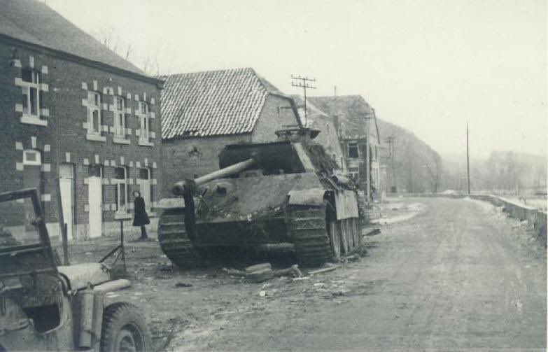 KJvanWijk's tweet image. Toen & nu #Hotton 1944
#WachtAmRhein #BattleOfTheBulge
Een uitgeschakelde Panther in de Rue Haute.