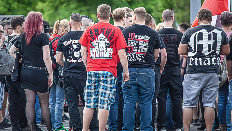 MiGAZIN's tweet image. Mehr Präsenz in sozialen Medien, Nachwuchsrekrutierung über Kampfsport – die rechte Szene in #RheinlandPfalz ist umtriebig und im Wandel. Springerstiefel waren gestern. Experte warnt: Nazi sein, sei heute ein bisschen Pop. migazin.de/2025/07/27/rap…