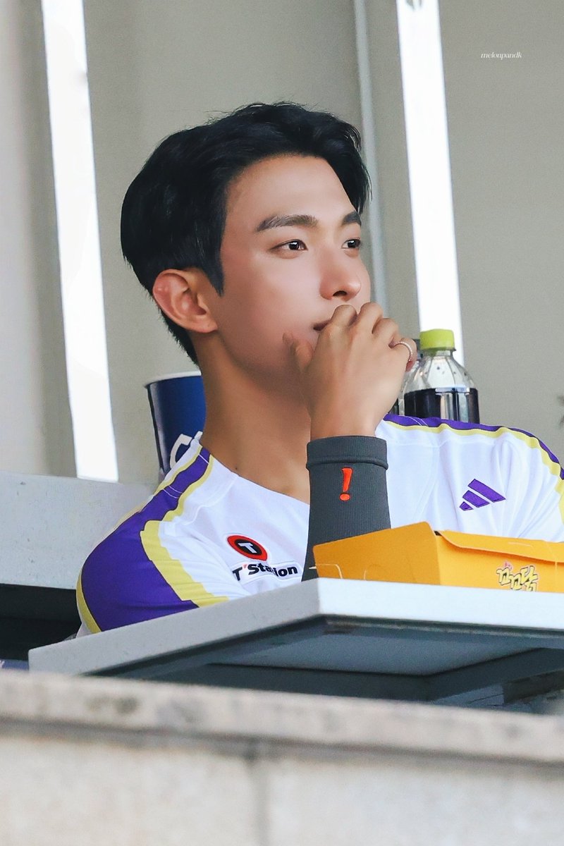 melonpandk's tweet photo. 250726 두산 시구 
노래도잘하구춤도잘추구야구도잘해못하는게뭐냐구… :(˘•̥ㅁ•̥˘ ):
#도겸 #세븐틴 #SEVENTEEN #ドギョム #DK https://t.co/gzSP4W4JGv