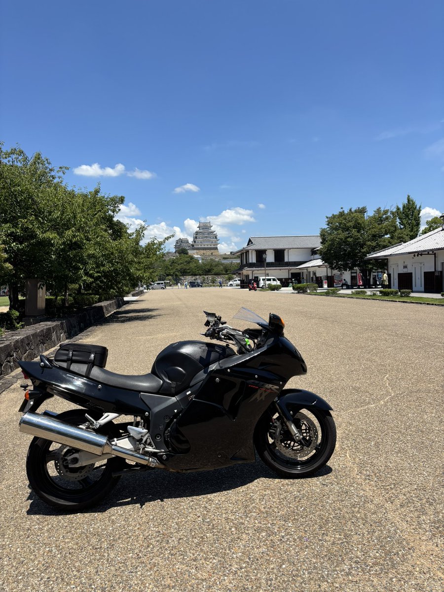 gunship3012's tweet photo. 23日、26日と姫路城前で。
両日とも良い天気でした。
#cbr1100xx
#姫路城 https://t.co/3SoFQHTCnI