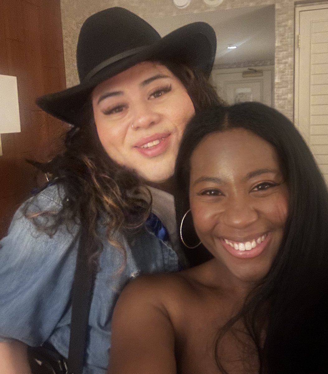 PacoSlays's tweet image. Me and the Cรฉcred Queen herself ! @JazzyB9481 finally Met! The Sweetest!! ๐๐ซถ๐ผ๐ my heart so full of meeting the Hive! Such a special moment!
