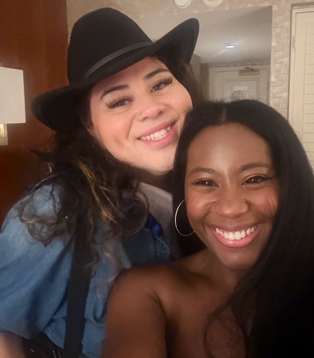 PacoSlays's tweet image. Me and the Cรฉcred Queen herself ! @JazzyB9481 finally Met! The Sweetest!! ๐๐ซถ๐ผ๐ my heart so full of meeting the Hive! Such a special moment!