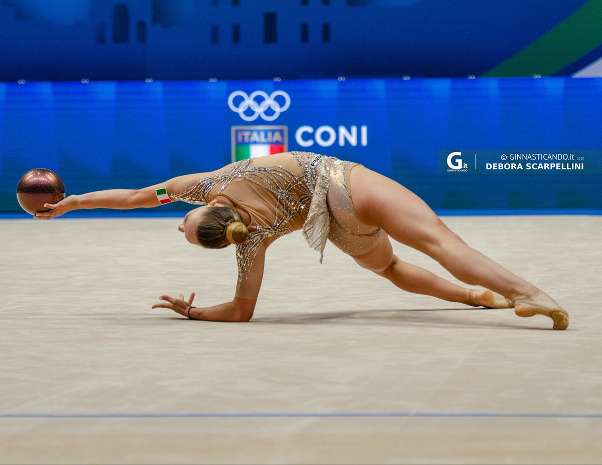 ginnasticando's tweet image. 🇮🇹 Prima medaglia in Casa Italia con un fantastico bronzo per Tara Dragas alla palla.
Il podio:
🥇Darja Varfolomeev 🇩🇪- 29.700
🥈Taisiia Onofriichuk 🇺🇦- 29.500
🥉Tara Dragas 🇮🇹- 28.400
8ªSofia Raffaeli 🇮🇹 - 23.900
