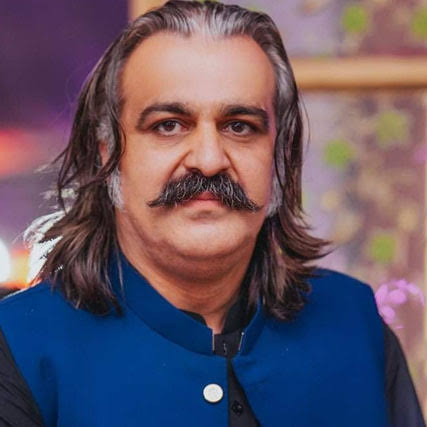 یہ ایک صوبے کا وزیر اعلی ہے جو اپنی عوام کو تحفظ نہیں دیکھ سکتا اج وادی تیرا کے حالت دیکھ کر یہ بالکل خاموش بیٹھا ہے ۔جس سے یہ ثابت ہوتا ہے یہ ان کا سہولت کاری ہے
عمران خان صاحب نے کئی بار کہا کہ ڈرون ہم لوگ ہی مذمت کرو اس نے نہیں کی 
#عوام_نکلے_گی_تخت_الٹے_گا
#کپتان_نے_پکارا_ہے