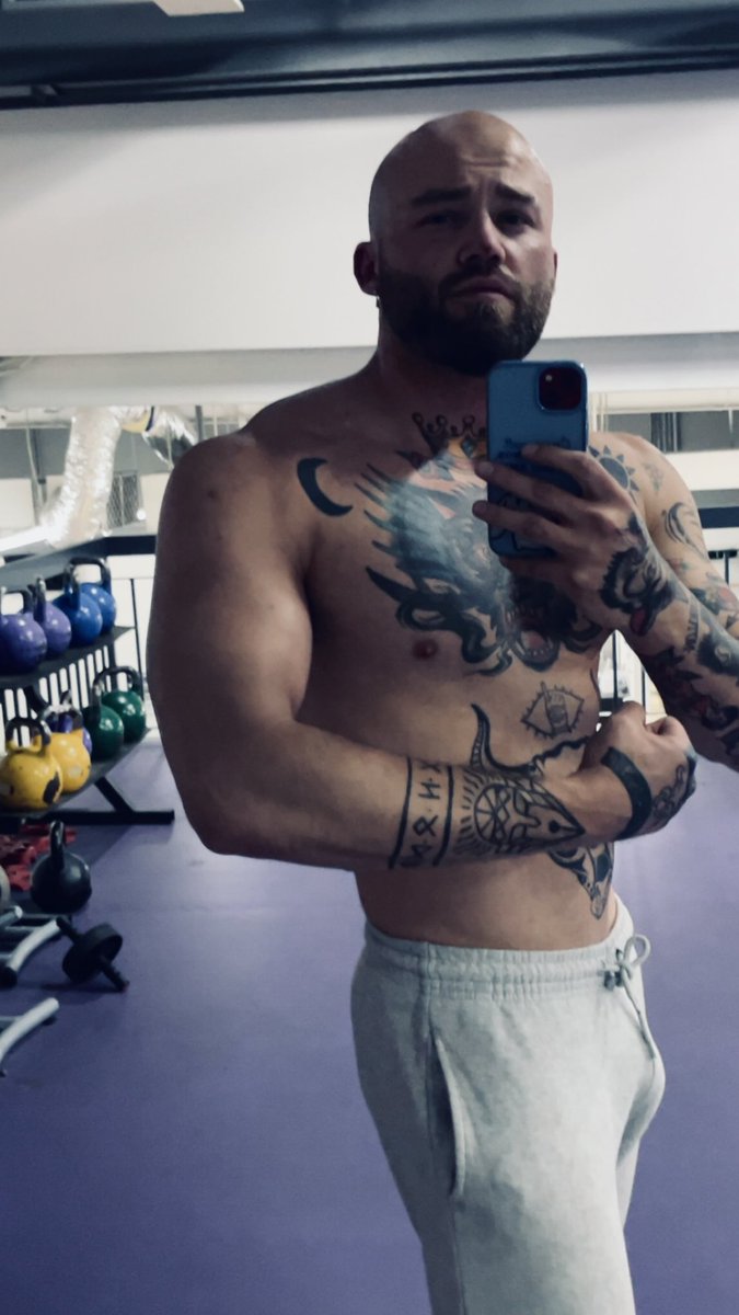 Jaykey_Boy's tweet photo. Finally back at the gym 😎 feels good to be back and sweating it up…
#gymmotivation #gymbro #ContentCreation #onlyfanguys https://t.co/3tT9UzWaOY