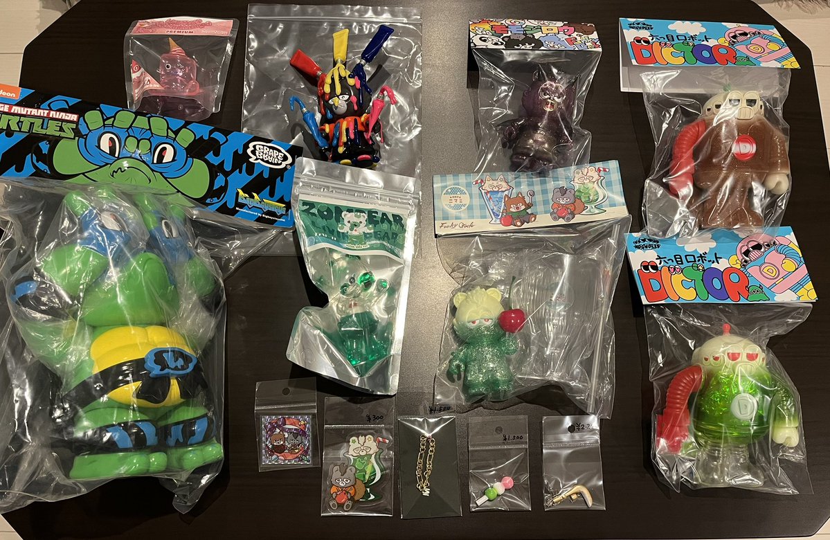 y0s5t2k7's tweet image. 今日のワンフェスの戦利品✨
今回は入場までスムーズで良かった！
D区分だったけどお目当てのソフビが買えて大満足☺️どろりんモモジロウも当選して嬉しかったな🙏
メロンクリームソーダ多め😆🍈🍹
#ワンフェス #ワンフェス2025夏 
#モモジロウ #ディクター #リビングデッドマシュマロ #ゾンベアープチ