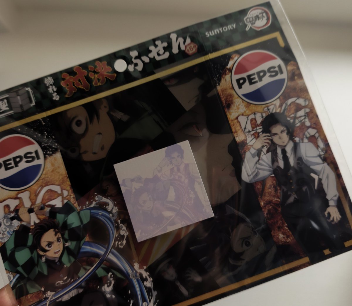 yokoyaki1985's tweet image. ซื้อชาสี่ขวดแล้วได้มา ประเด็นคือไม่มีใครดูไยบะทั้งคู่ แต่เห็นมันแจกเลยอยากได้ งง