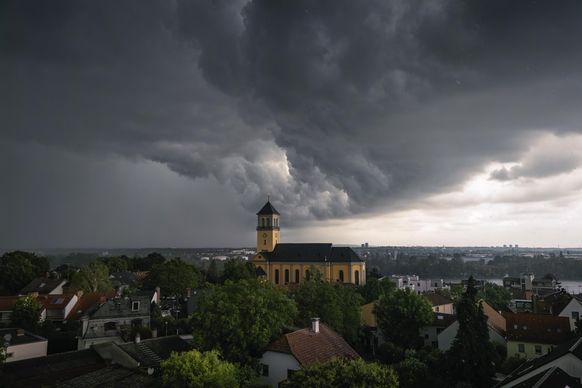 Gewitterzelle über Rhein-Main aufgenommen mit der Drohne aus Mainz-Weisenau. Das war das #Fernsehgarten-Gerät. Danke an Markus!

Und hier kracht es aktuell:
kachelmannwetter.com/de/stormtracki…
/FR