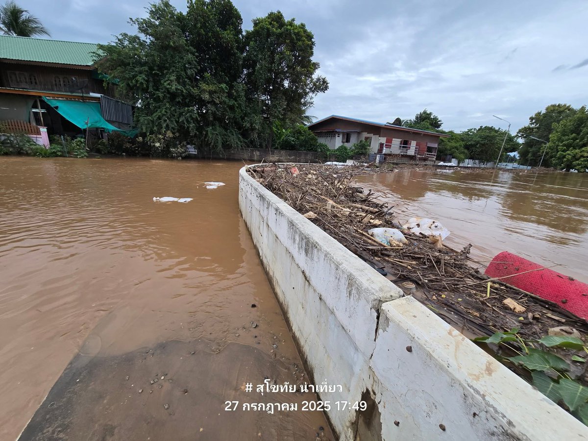 js100radio's tweet image. เวลา 17:50 น. บริเวณสะพานรักษ์ลำน้ำยม วัดศรีนิโครธาราม อ.ศรีสำโรง จ.สุโขทัย น้ำขึ้นระดับต่อหนึ่ง จากเมื่อเช้า สะพานนี้ยังปิดอยู่ ไม่สามารถสัญจรได้
(Cr.สุโขทัย น่าเที่ยว)