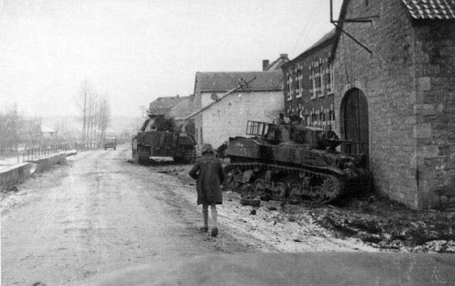 KJvanWijk's tweet image. Toen & nu #Hotton 1944
#WachtAmRhein #BattleOfTheBulge
Een uitgeschakelde Duitse Panther en een Amerikaanse M5 Stuart Light.
