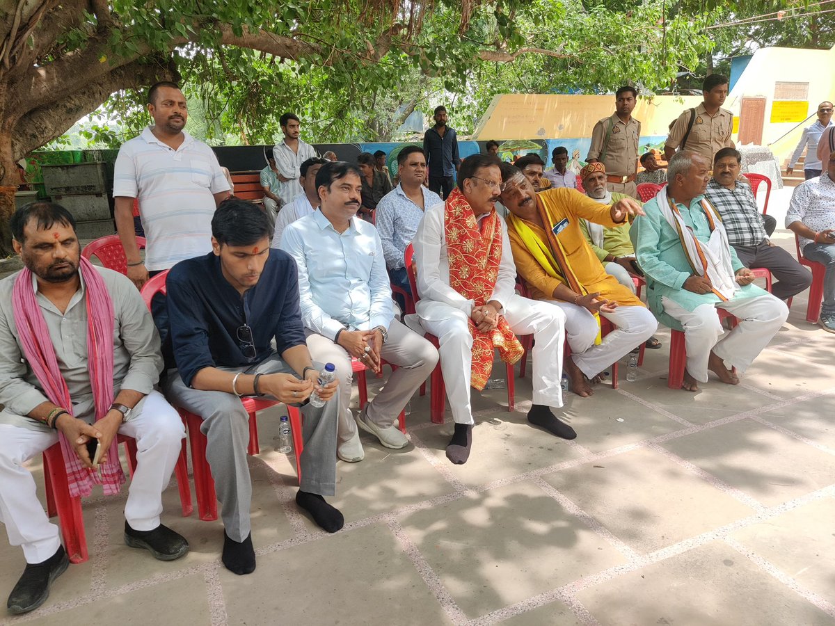 RajeevRai's tweet image. मऊ में श्री लक्ष्मीनारायन मंदिर परिसर में आयोजित श्री द्वादश ज्योतिर्लिंग रुद्राभिषेक 🙏