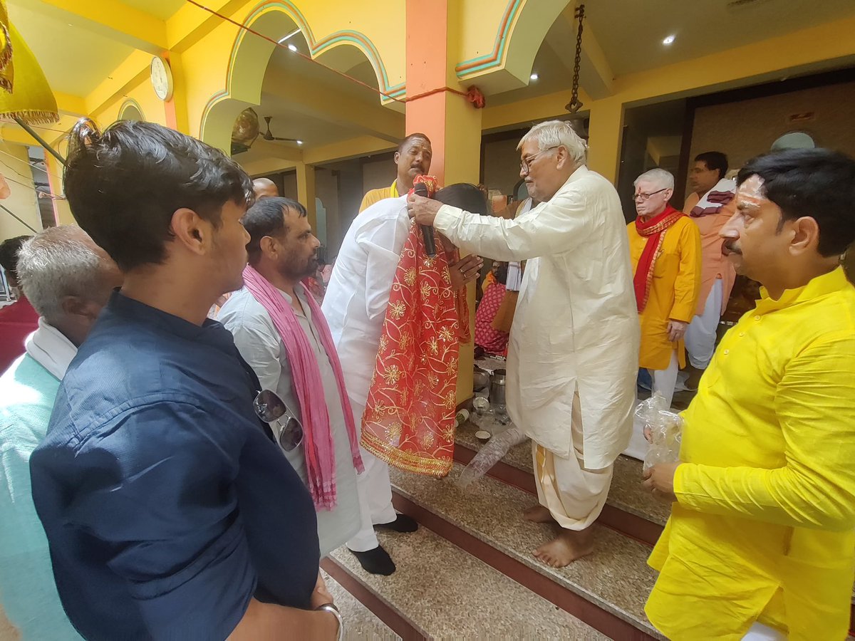 RajeevRai's tweet image. मऊ में श्री लक्ष्मीनारायन मंदिर परिसर में आयोजित श्री द्वादश ज्योतिर्लिंग रुद्राभिषेक 🙏