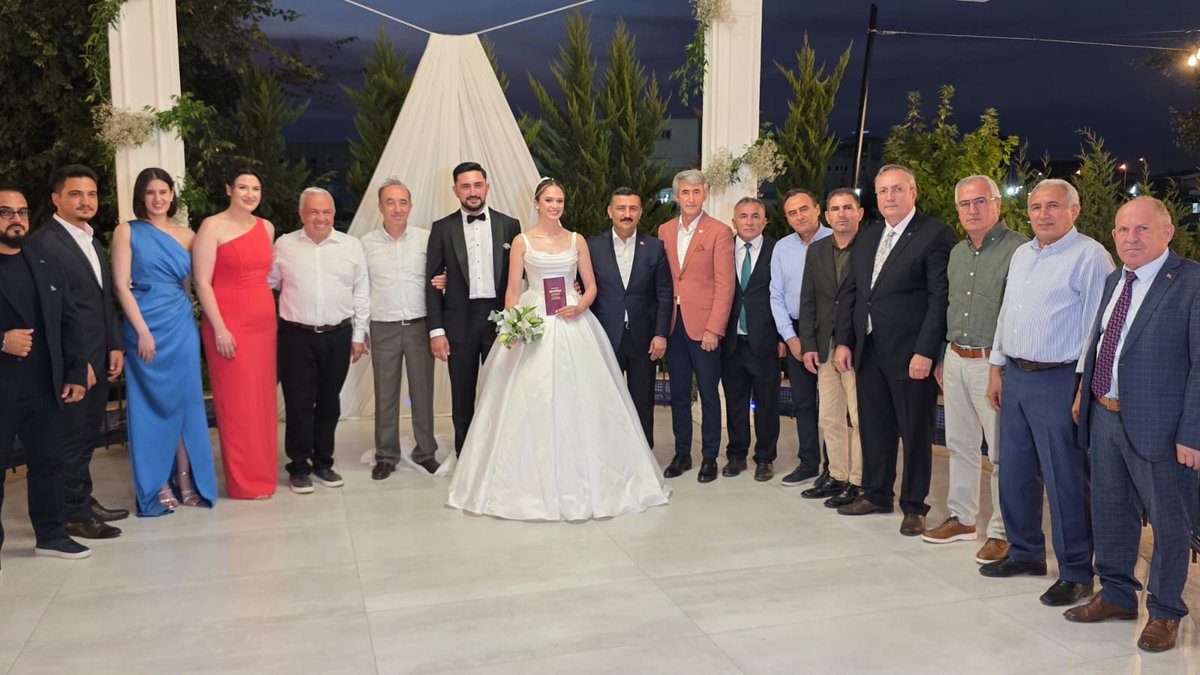 YS_Turkoglu's tweet image. KAISİAD Başkanı dostumuz Yener Bulut un kıymetli oğlu Onurcan ile Özlem kızımızın düğün törenlerine katıldık, nikahlarına şahitlik ettik.
Bulut ve Güngör Ailelerimize hayırlı uğurlu olsun Allah genç kardeşlerime iki cihan saadeti versin.