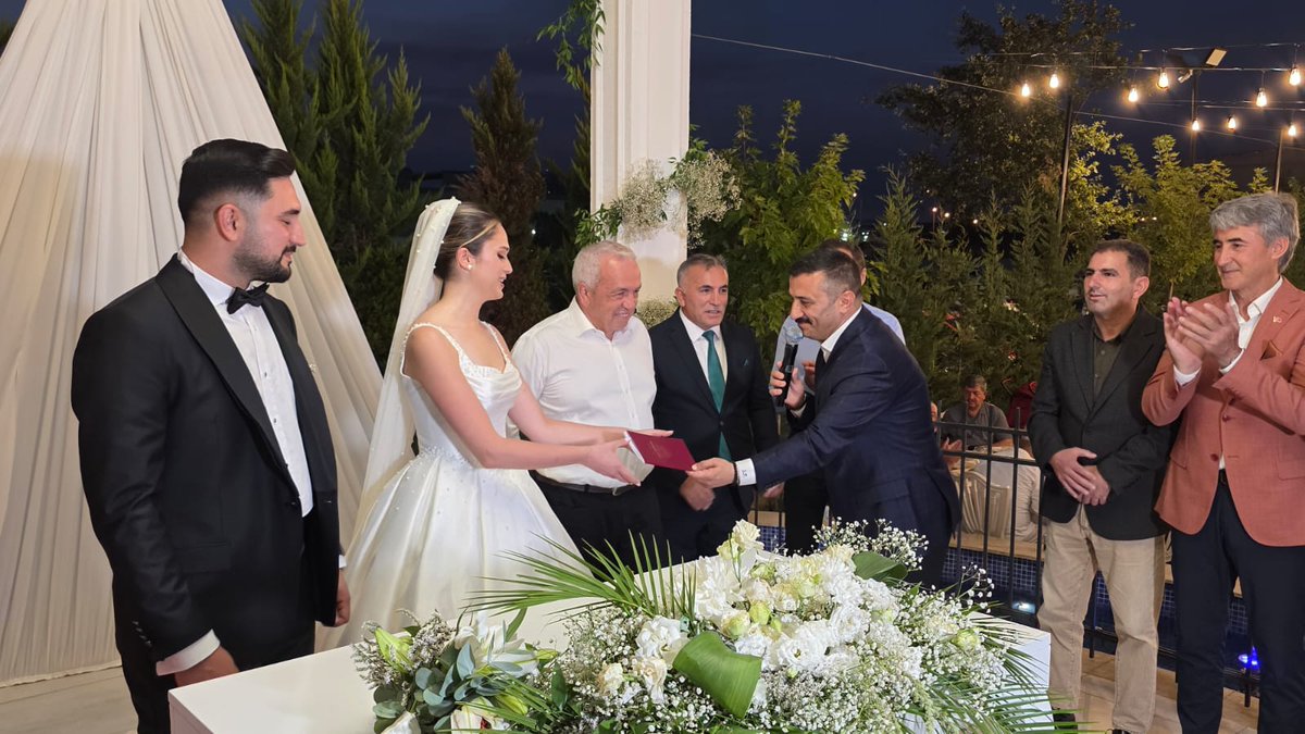 YS_Turkoglu's tweet image. KAISİAD Başkanı dostumuz Yener Bulut un kıymetli oğlu Onurcan ile Özlem kızımızın düğün törenlerine katıldık, nikahlarına şahitlik ettik.
Bulut ve Güngör Ailelerimize hayırlı uğurlu olsun Allah genç kardeşlerime iki cihan saadeti versin.