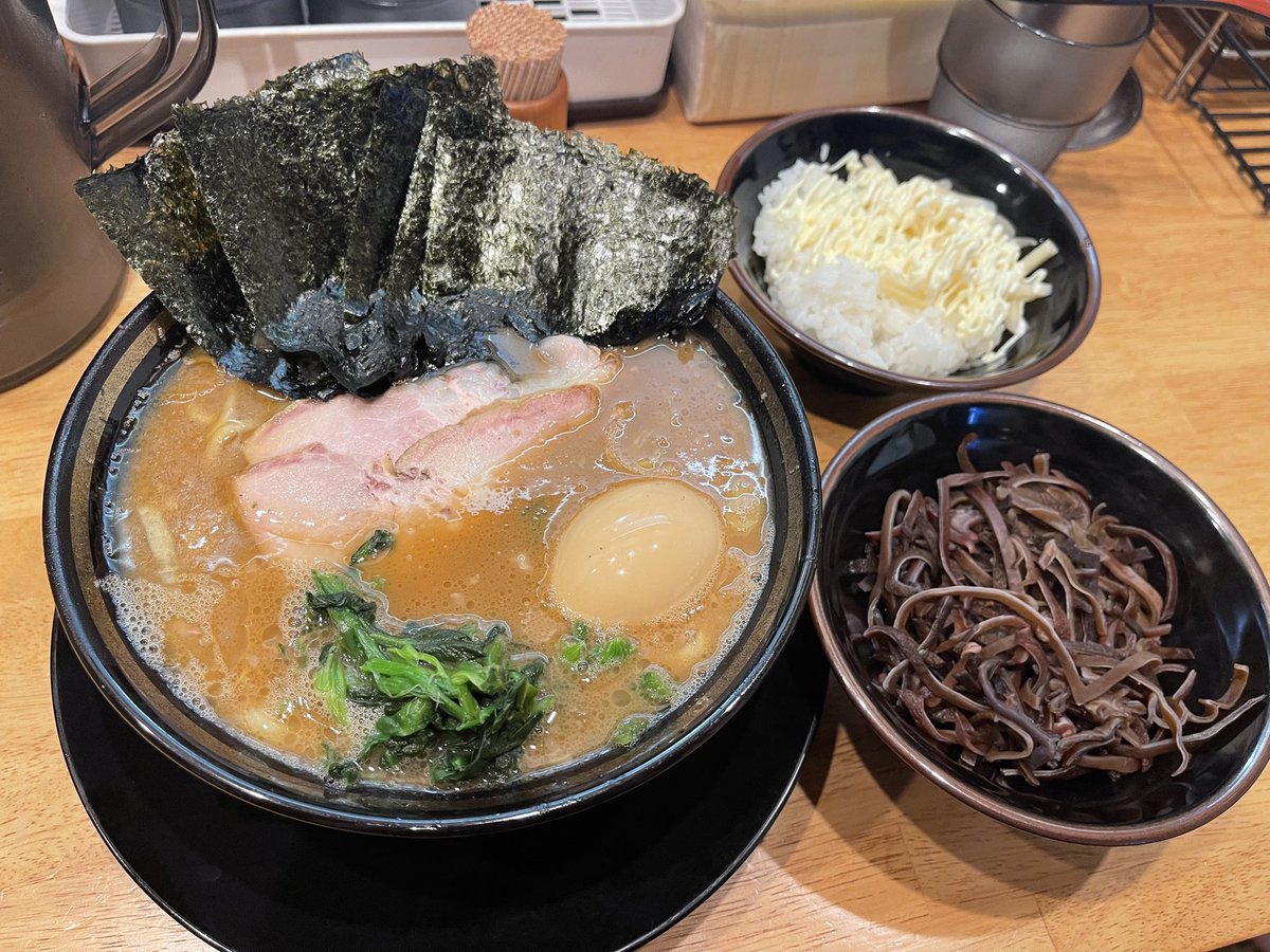 王道鈴家🔔

得乗せラーメン ちょい濃め・硬
キクラゲ
小ライス

ジョイラン🎰からの腹へり3人で鈴家へ！
中待ち＆外待ちで大人気ですな👏✨

スープ完飲しないなら(健康面で)、濃いめorちょい濃いめで全然イける！！🤩
美味しかったなぁぁぁ💓

ごっつぁんです🎀