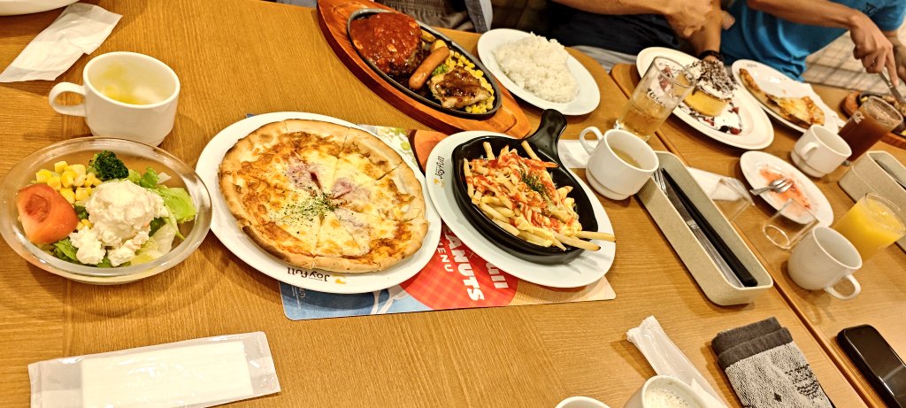 pojite_1's tweet image. 美味しそう！！
ピザ、ポテト、ハンバーグ、ライス、デザート(❓)、ピザ