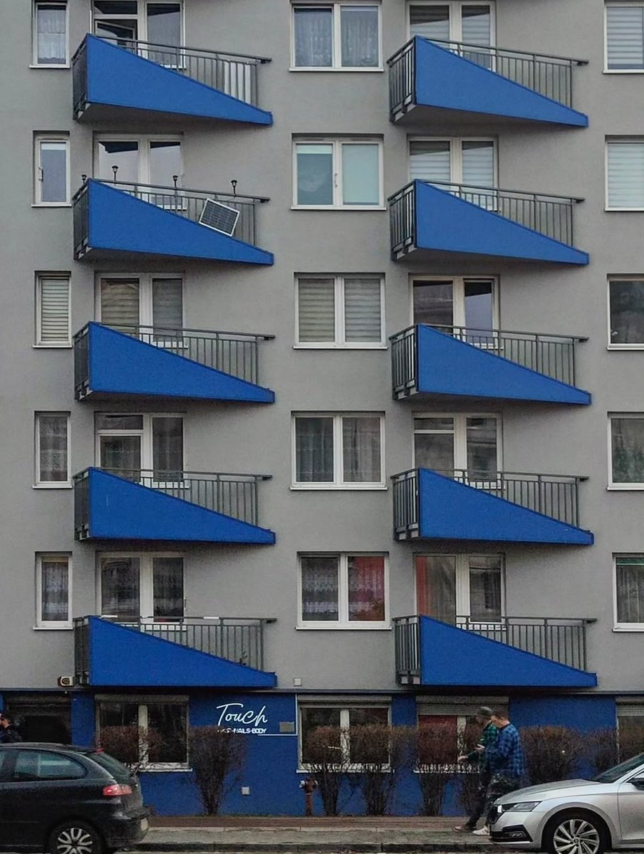 La façade aux triangles bleus...
Koszutka, Katowice 🇵🇱
11 mars 2025
#mathsartist #mathpics #maths #geometrie #geometry #katowice #pologne #poland #triangles #bleu #facade #architecture #streetphoto
🔶 RV sur Instagram:
📸🖍️MATHS_ARTIST✏️🎨instagram.com/maths_artist?u…