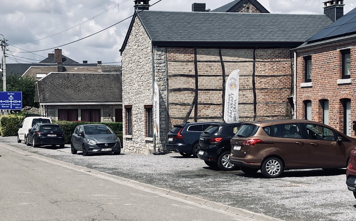 KJvanWijk's tweet image. Toen & nu #Hotton 1944
#WachtAmRhein #BattleOfTheBulge
Een uitgeschakelde Panther in de Rue Haute.