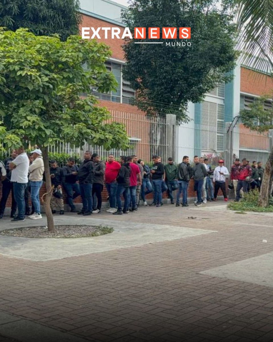 extranewsmundo's tweet image. 🇻🇪🗳Inicia jornada electoral en Venezuela para la elección de alcaldes y concejales. En este día también se elegirán los proyectos propuestos por la juventud para beneficio de sus comunidades
El Liceo Fermín Toro, en Caracas, uno de los centros electorales más importantes de la…