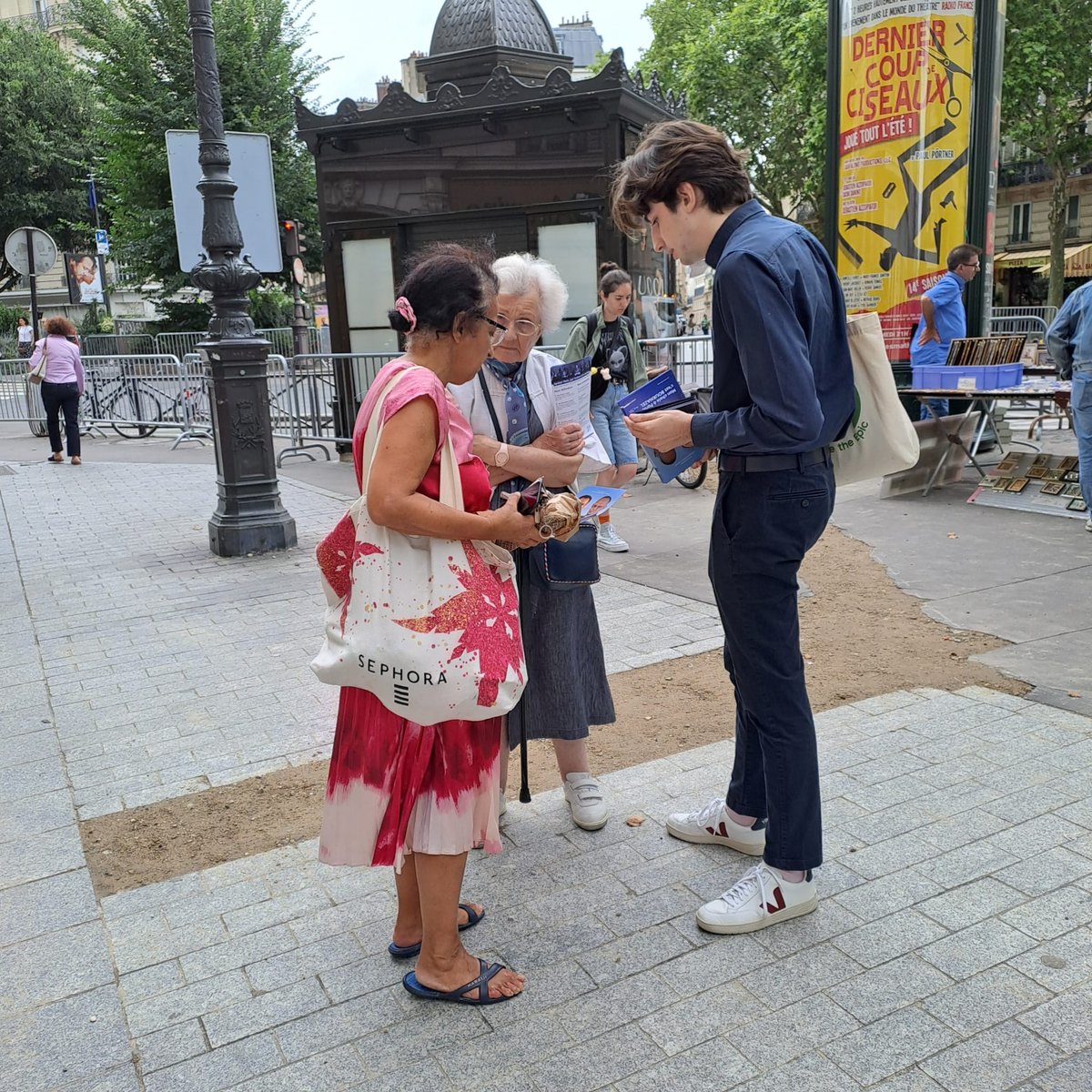 SachaMetzker's tweet image. ☀️Tractage estival @HorizonsParis8 et @HorizonsParis17 pour présenter le projet de @pybournazel pour la mairie de Paris !

🚴 Quelques heures avant le passage du @LeTour dans le 8ème arrondissement, la mobilité et l’accessibilité sont au cœur des conversations. 

@HorizonsJeunes