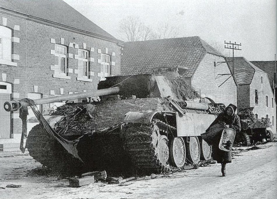 KJvanWijk's tweet image. Toen & nu #Hotton 1944
#WachtAmRhein #BattleOfTheBulge
Een inwoner van Hotton loopt langs een uitgeschakelde Panther.