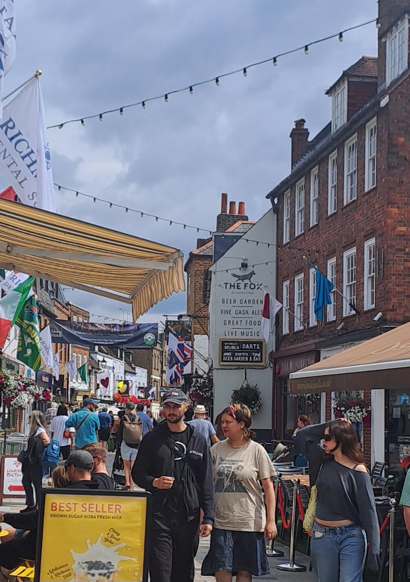 day156324's tweet image. We travelled right across London east side to West must have been at least 20+ ethnicities everyone smiling polite no trouble unless sound of laughing people people traumatises you. People tapping away on their laptops. London Bor.Twickenham now wine needed in The Fox b4 festival