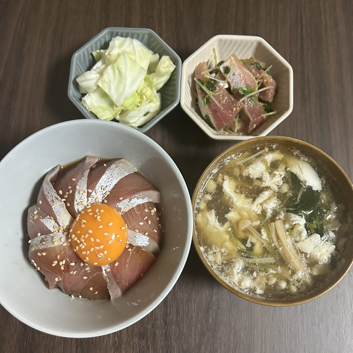 At__maF's tweet image. おうちごはん🍽️
・ごま油香る漬けハマチ丼
・エノキと三つ葉のお吸い物
・酢キャベツ
・ハマチとカイワレの胡麻和え
この卵乗せるやつずっとしたかった。
ハマチは食材被ってるけど好きなので◎