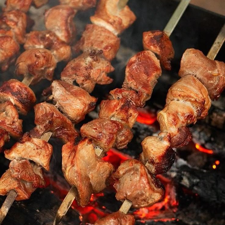 Maya89407451's tweet image. What people                 What
      Think                      islamabadi
islamabadi eat         actually eat