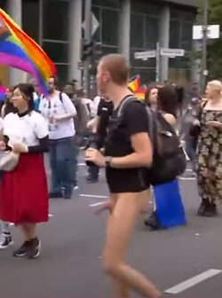 StandPunkt_News's tweet image. 47. Christopher-Street-Day in Berlin 

Am Samstag ging einmal mehr eine Minderheit auf die Strasse, um ihren Fetisch öffentlich ausleben zu können. Dabei drücken sie aber der Mehrheit, die solche Sachen nicht sehen möchte, einfach etwas aufs Auge. 

Es ist der grösste Anlass…