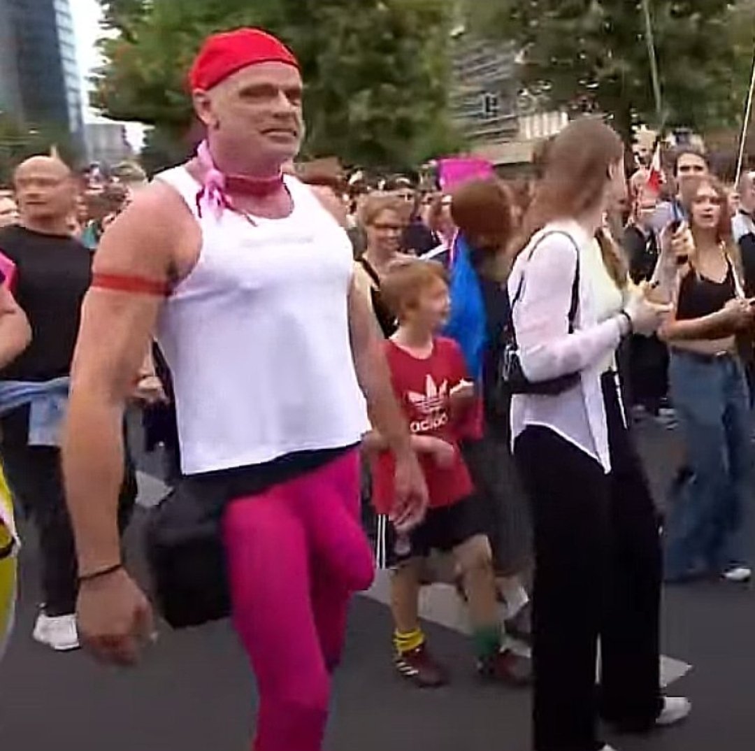 StandPunkt_News's tweet image. 47. Christopher-Street-Day in Berlin 

Am Samstag ging einmal mehr eine Minderheit auf die Strasse, um ihren Fetisch öffentlich ausleben zu können. Dabei drücken sie aber der Mehrheit, die solche Sachen nicht sehen möchte, einfach etwas aufs Auge. 

Es ist der grösste Anlass…
