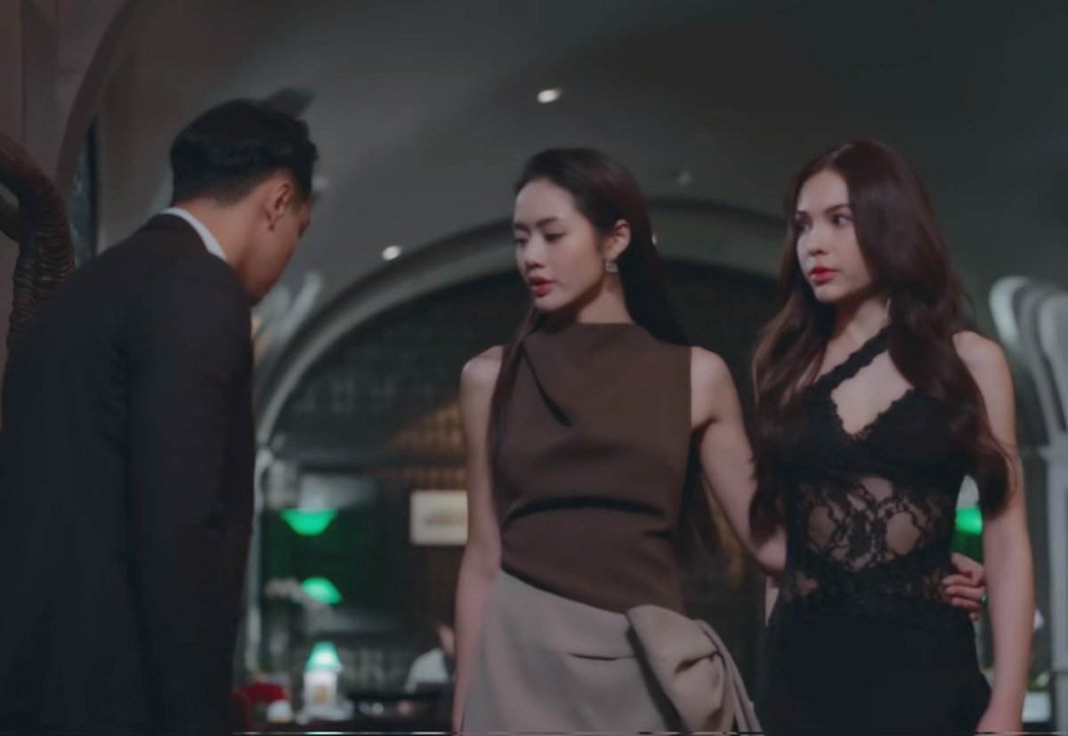 intosapph's tweet image. in her boss mode while her woman is in her arm sighhh they're gonna be such powerful couple fuck the dads they can keep the beef to themselves