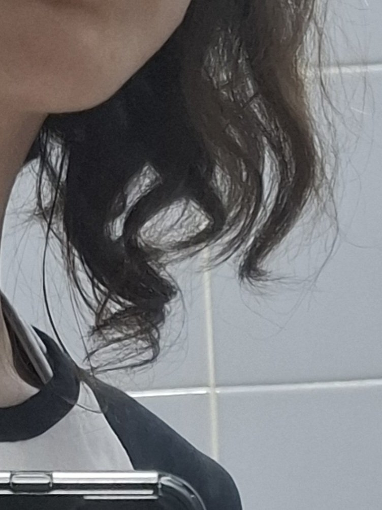 PaleBorza's tweet image. Can't comprehend that I do absolutely nothing with my hair except washing it with cheap shampoo and it still does that naturally