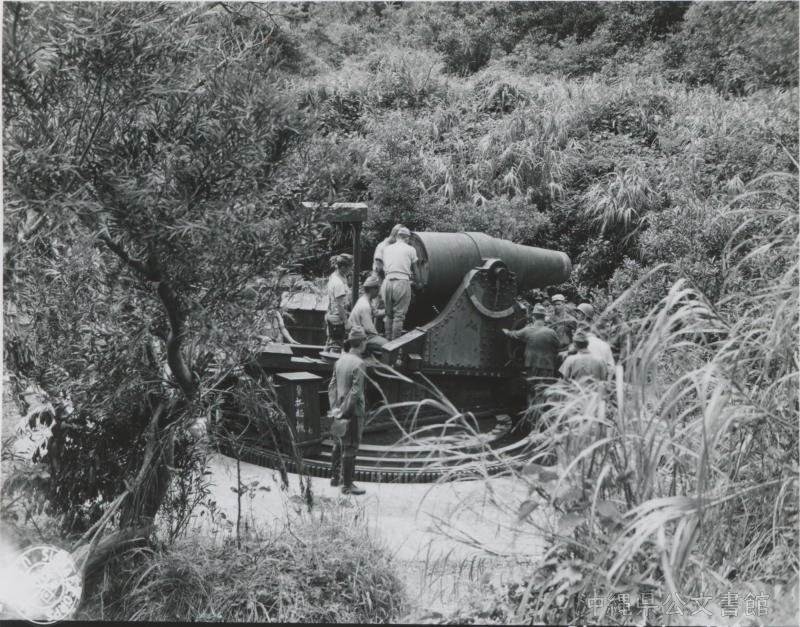 tisyaki's tweet image. 奄美大島要塞、『西古見砲台』の今昔
備砲である二十八糎榴弾砲を戦後進駐した連合軍の指示のもとに爆破処理する前、そして後、そして現在の砲台
沖縄公文書館所蔵(1~3枚目)