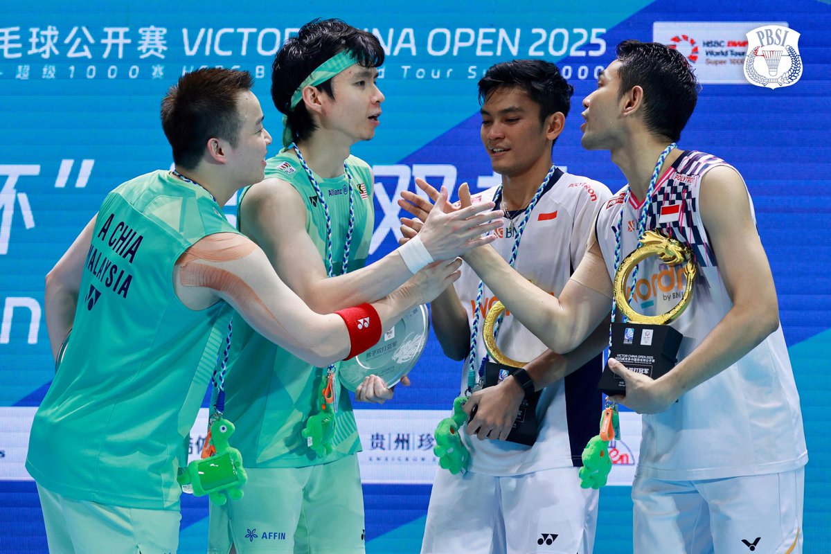 INABadminton's tweet image. Podium ganda putra China Open 2025.

🥇 Fajar Alfian/Muhammad Shohibul Fikri 🇮🇩
🥈 Aaron Chia/Soh Wooi Yik 🇲🇾

Selamat untuk semua!

#BadmintonIndonesia #ChinaOpen2025